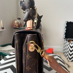 A beautiful gently used Pochette Métis East West Loui Vuitton bag.